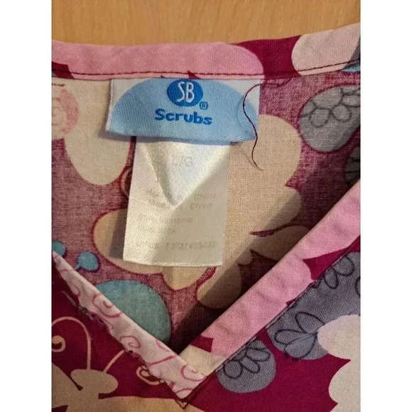 SB Scrubs Scrub Top  Large L Pink Mulberry Maroon Turquoise Grey Butterflies - Picture 4 of 4